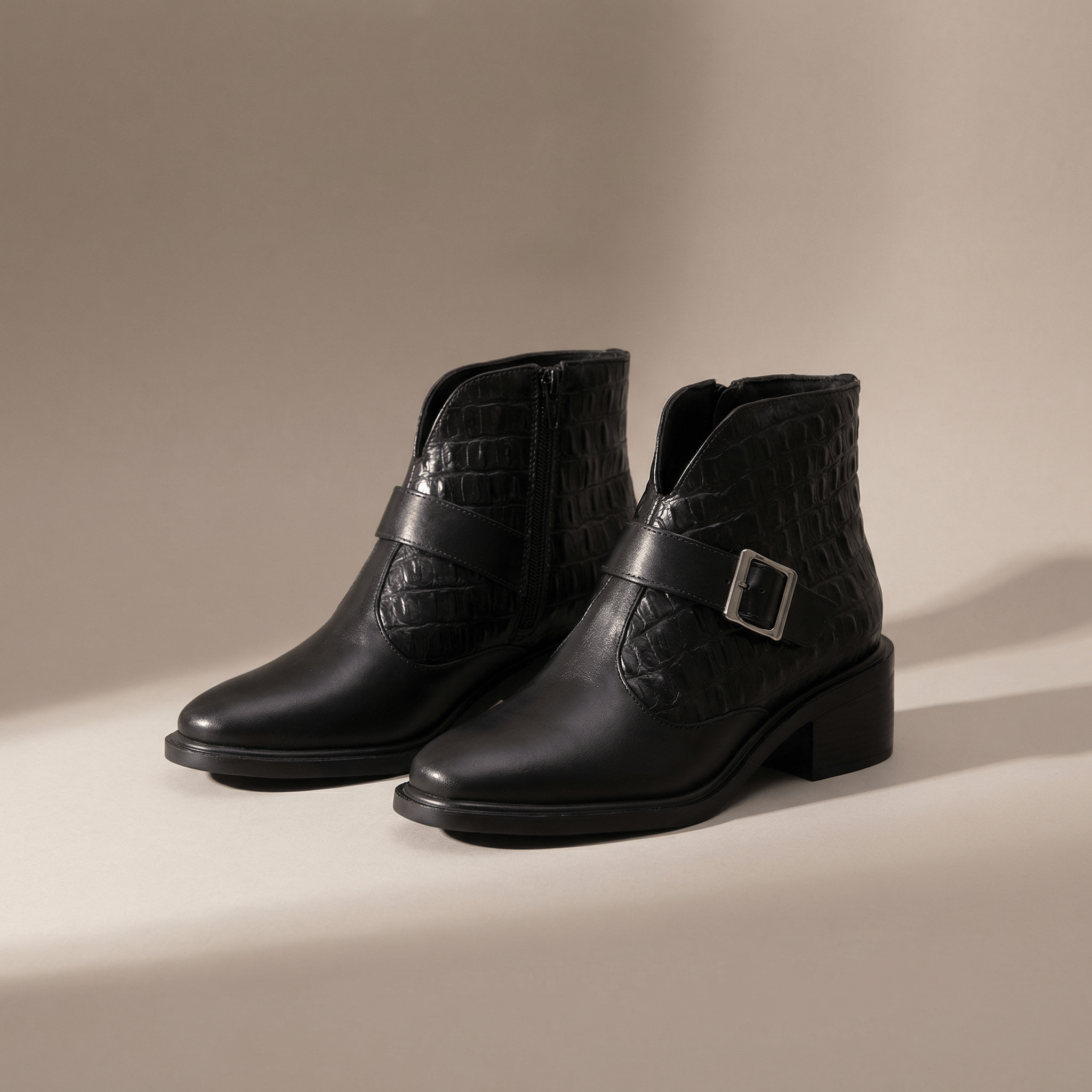 Bota Chelsea com Fivela Croco Preto - 9502 - Botas, Cano curto- MZQ