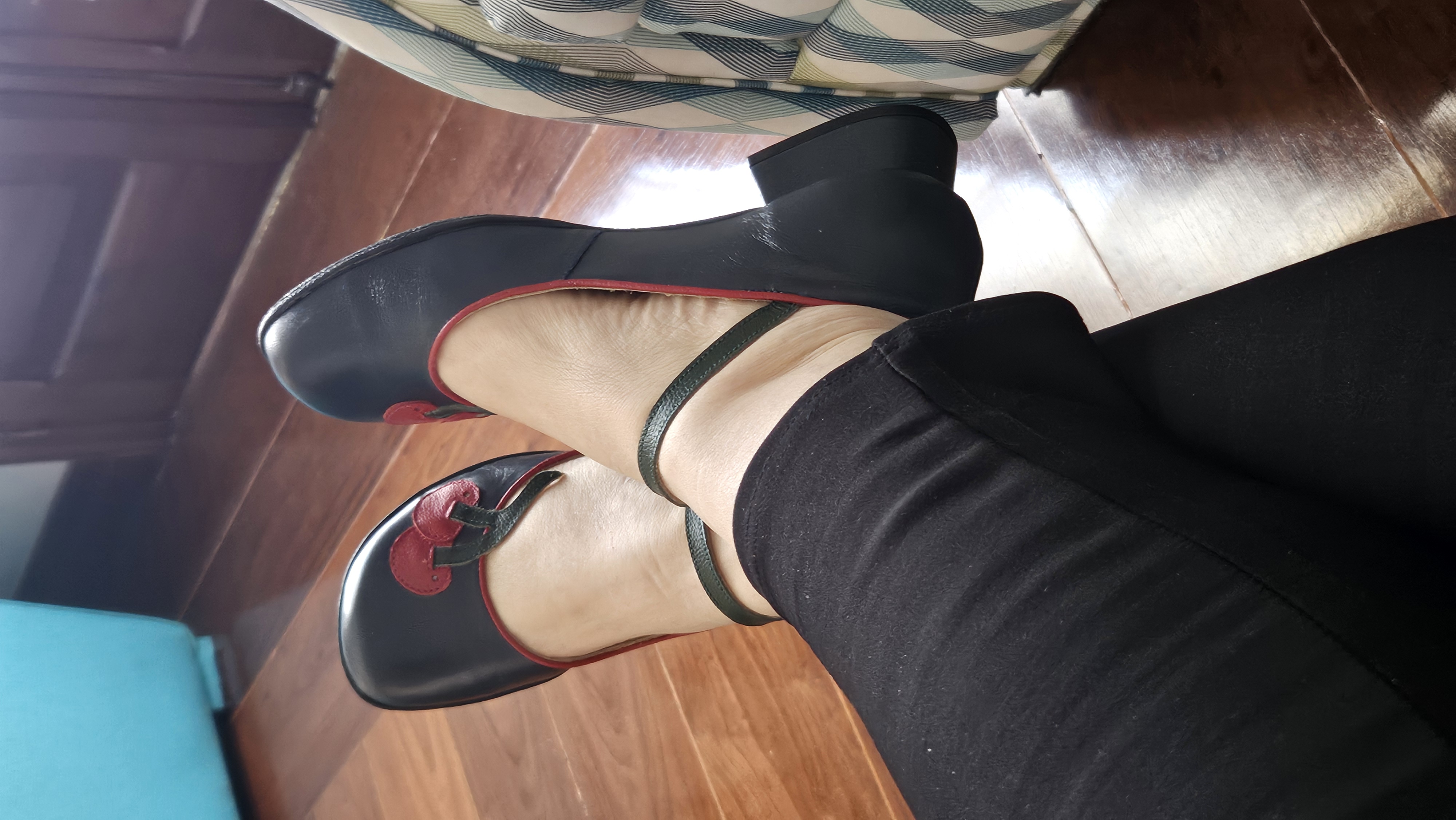 Sapatilha Retrô Cherry: O Charme Pin-up para Seus Looks!